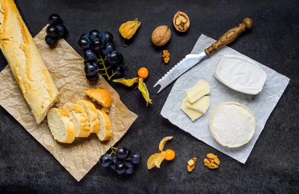 Pane francese di formaggio e frutta — Foto Stock