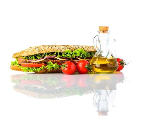 Sandwich con Verduras Frescas Aislado sobre Fondo Blanco — Foto de Stock