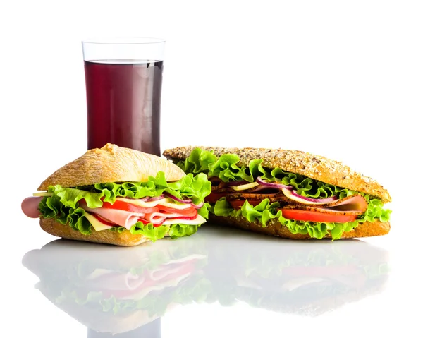 Cola fría con sándwich y hamburguesa aislada en blanco — Foto de Stock