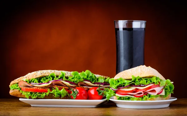 Sandwich und Burger mit kalter Cola — Stockfoto