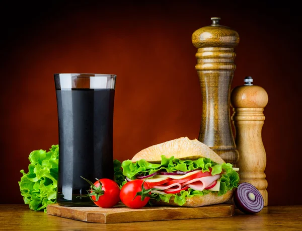 Sanduíche de hambúrguer com cola e ingredientes — Fotografia de Stock