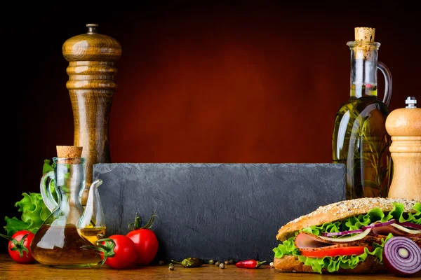 Sandwich con ingredienti di cottura e spazio copia — Foto Stock