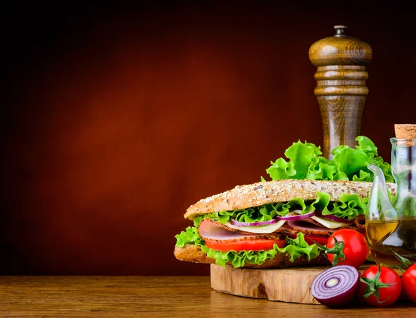 Sandwich mit Zutaten und Kopierraum — Stockfoto