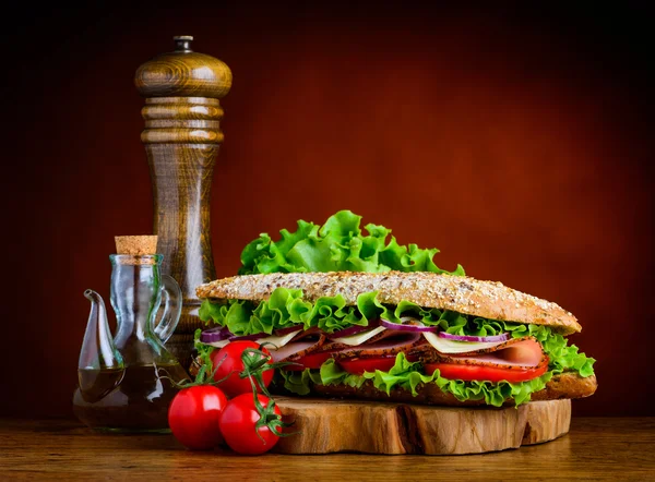 好吃的三明治，以及蔬菜和香料 — 图库照片