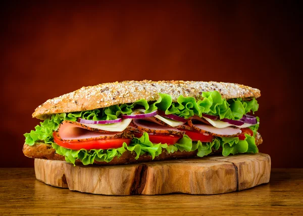 Бутерброд салат помідорів та м'яса — стокове фото