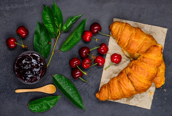 Cereza roja con mermelada y croissant —  Fotos de Stock