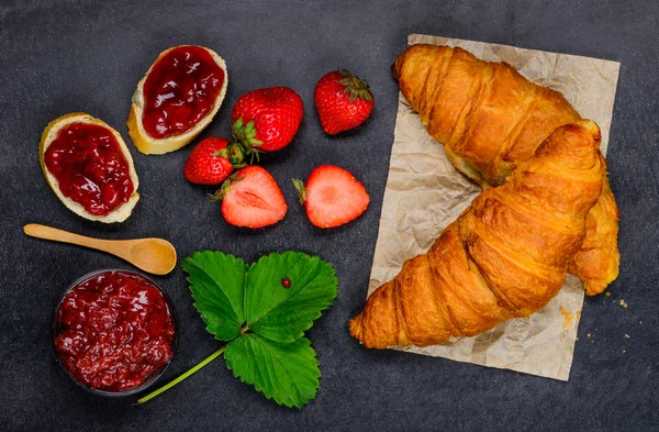 Croissanty, pieczywo i dżem truskawkowy — Zdjęcie stockowe