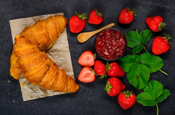 Croissant con mermelada de fresa —  Fotos de Stock