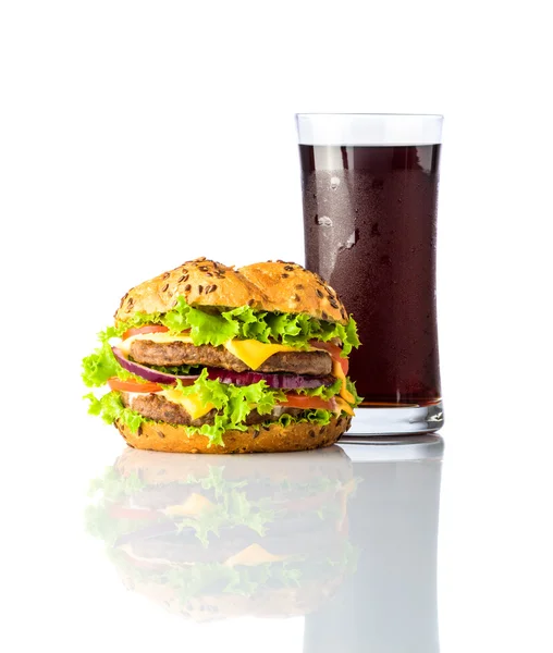 Fast Food Burger com cola fria em fundo branco — Fotografia de Stock