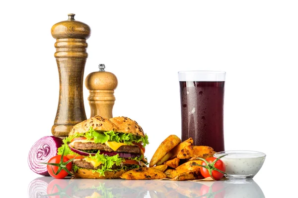 Kall Cola med hamburgare och pommes frites på vit — Stockfoto