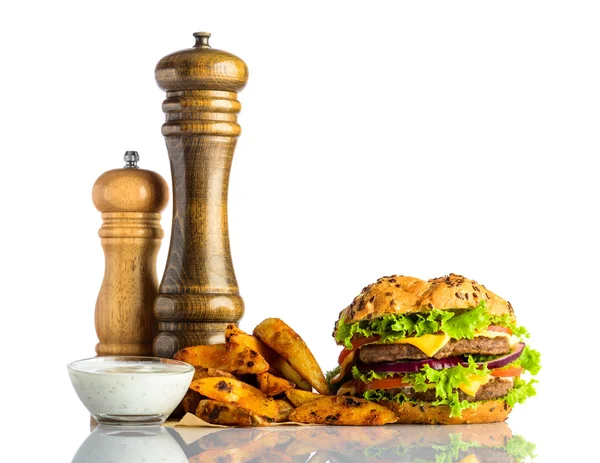 Burger mit Pommes und Dip-Sauce — Stockfoto