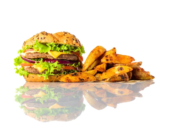 Hamburguesa y papas fritas sobre fondo blanco — Foto de Stock