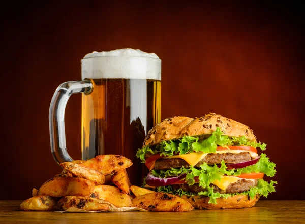 Kall öl med hamburgare och stekt potatis — Stockfoto