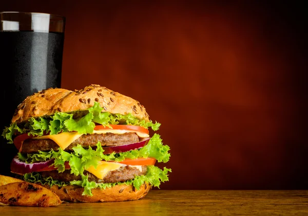 Stora hamburgare och kall Cola på kopia utrymme område — Stockfoto