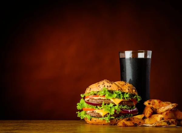 Burger wich studená Cola, hranolky a kopírovat prostor — Stock fotografie