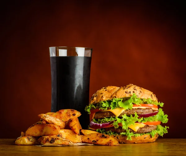 Burger Cola e patate fritte — Foto Stock