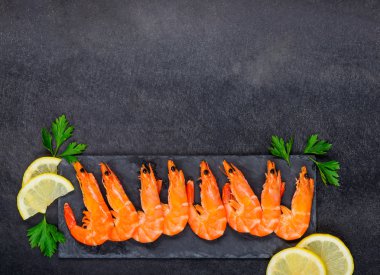 Kırmızı kabuklu deniz ürünleri karides kopyalama alanı alanı ile