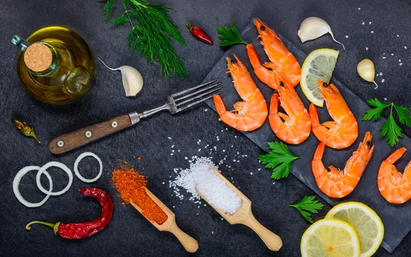 Gesunde frische Meeresfrüchte rote Garnelen und Zutaten — Stockfoto