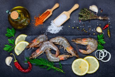 Malzemeler ve baharat pişirme ile beyaz deniz ürünleri Sprimps