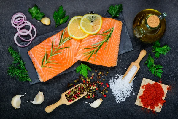 Filete de salmón con ingredientes de cocina —  Fotos de Stock