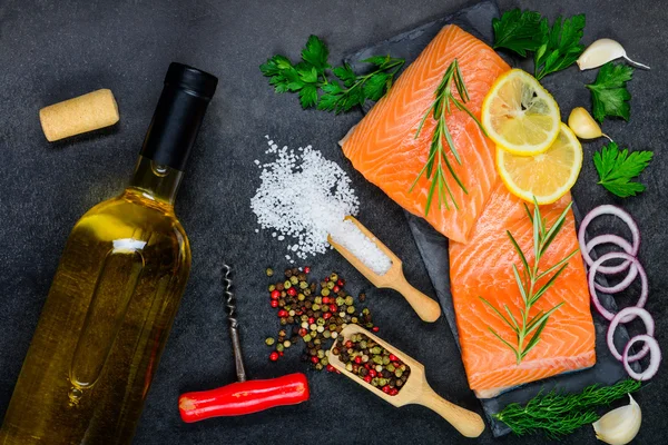 Filete de salmón con ingredientes de cocina y vino blanco —  Fotos de Stock