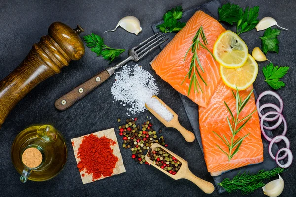 Malzemeler, ot ve baharat pişirme kırmızı somon balık fileto — Stok fotoğraf
