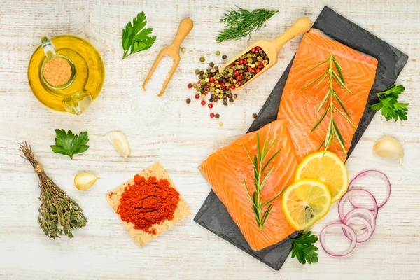 Fiskfilé med matlagning ingredienser — Stockfoto