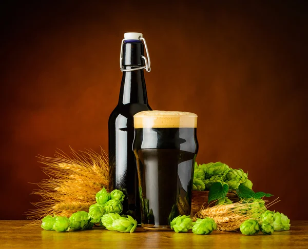 Cerveja Dark Pint com trigo e flor de lúpulo — Fotografia de Stock