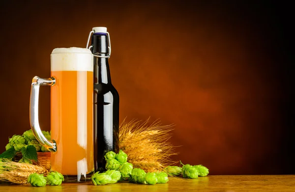 Weizenbier und Brauzutaten mit Kopierraum — Stockfoto