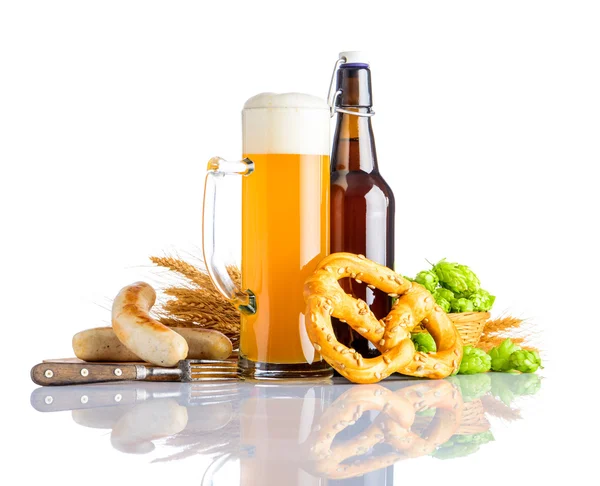 Cerveza de Trigo con Embutidos a la Parrilla y Prezel en Blanco — Foto de Stock