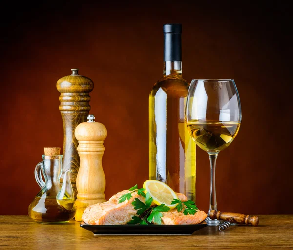 Vitt vin med kokt fisk och kryddor — Stockfoto