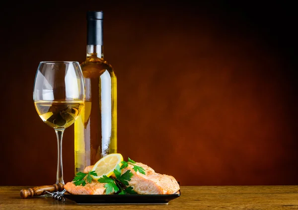 Vitt vin och kokt fisk med kopia utrymme — Stockfoto