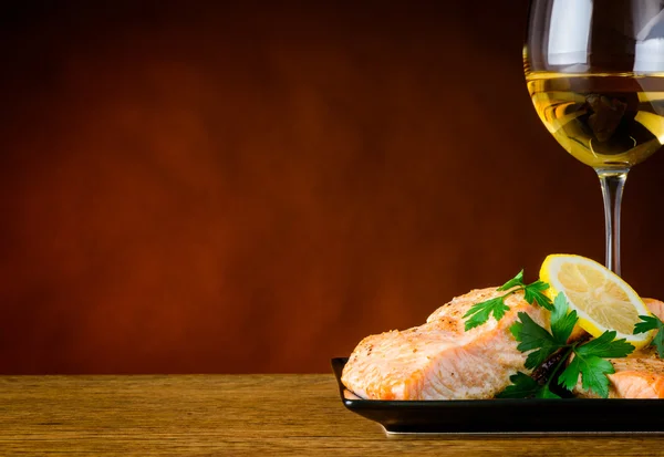 Närbild av kokt fiskfilé och vitt vin med kopia utrymme — Stockfoto