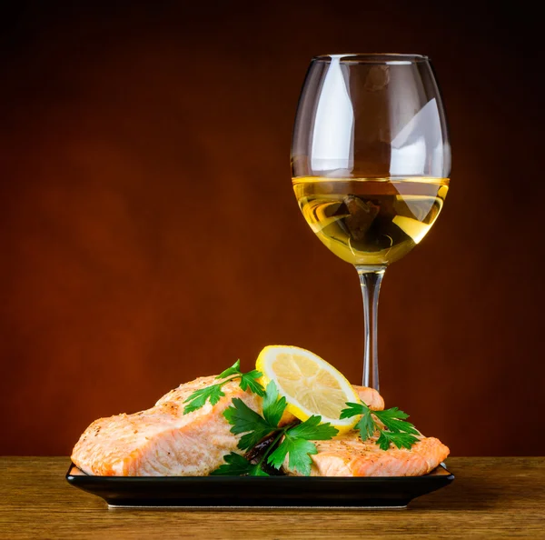 Kokt lax fisk med vitt vin — Stockfoto