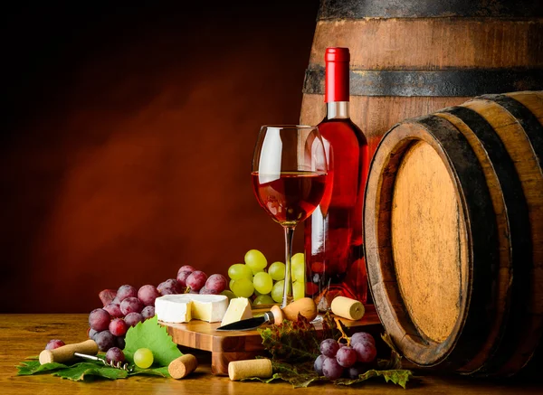 장미, 포도 와인과 치즈 — 스톡 사진