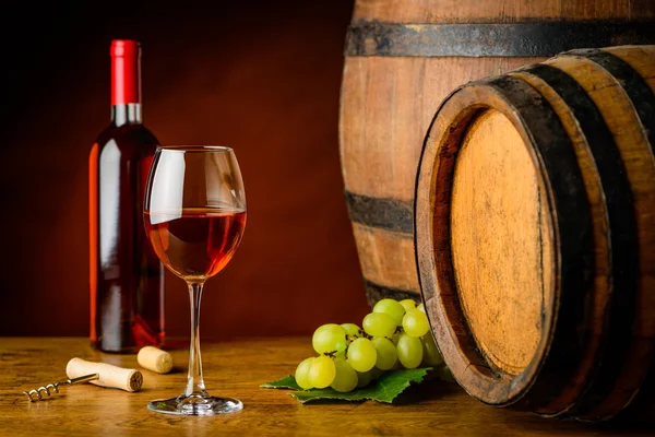 Gül Şarap kadehi ve şişe - Stok İmaj