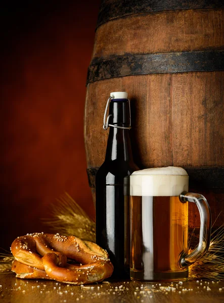 Bier en krakeling — Stockfoto