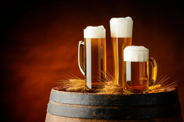 Tazas de cerveza en bodegón — Foto de Stock