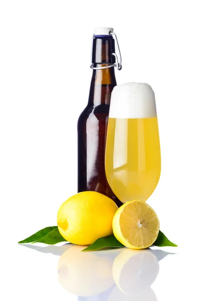 Cerveza Shandy sobre fondo blanco — Foto de Stock