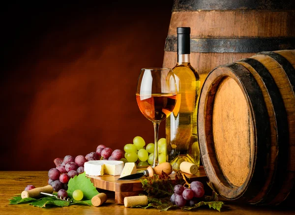 beyaz şarap, üzüm ve peynir