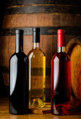 Kırmızı, beyaz ve gül şarap şişeleri
