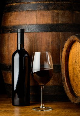 bardak ve şişe kırmızı şarap
