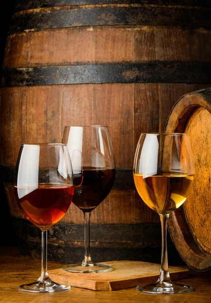 Wine galsses on barrel background — Stock Photo, Image