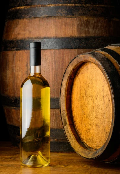 Vinho branco sobre fundo de madeira — Fotografia de Stock
