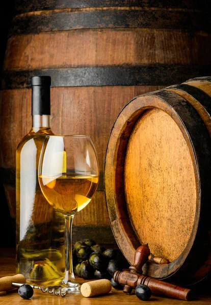 Białe wino na tle drewniane beczki — Zdjęcie stockowe