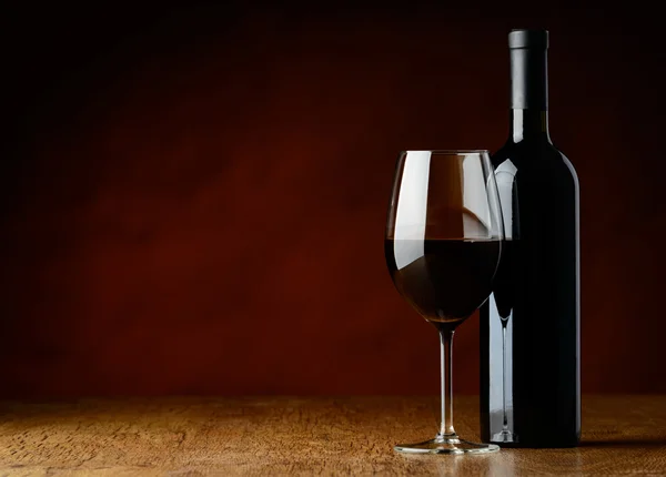 Стекло Red Wine и Bule — стоковое фото