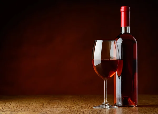 Rose wijn op houten tafel — Stockfoto