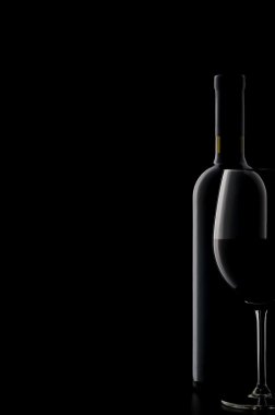 Siyah arkaplanda kırmızı şarap