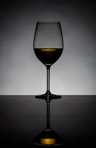 Glas witte wijn silhouet — Stockfoto