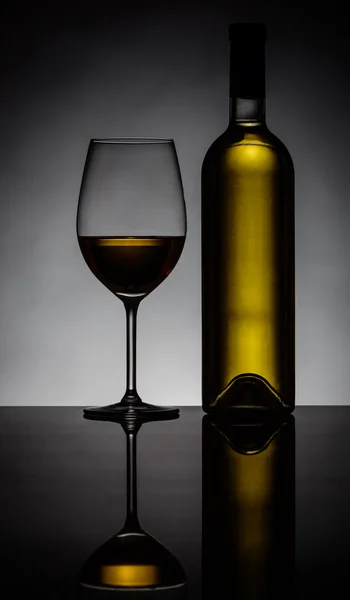 Λευκό κρασί σε ποτήρι και η φιάλη — Φωτογραφία Αρχείου